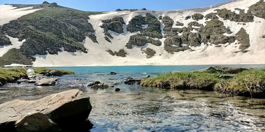 Sıcaklar kendini gösterdi, kış aylarında buz tutan dev göl çözüldü