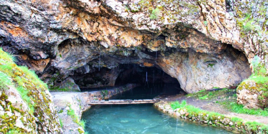 'Mağara Gözü' doğal güzelliğiyle ilgi çekiyor