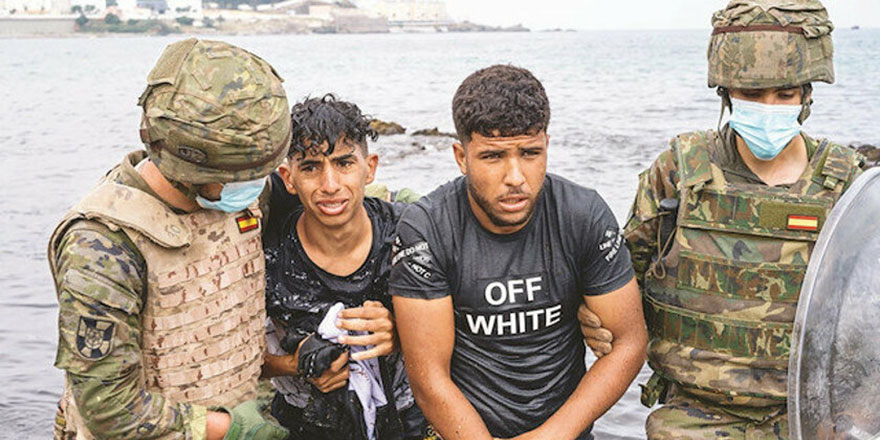 Göçmen çocukları depolarda tutuyorlar