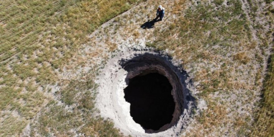 Tarla ortasında oluşan dev obruk köylüleri tedirgin ediyor