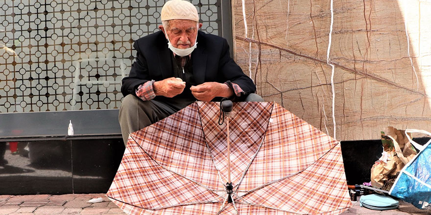 92'lik şemsiye tamircisi: Allah'a çok şükür geçiniyorum