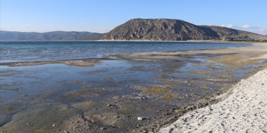 Polenler Salda Gölü'nde sarımtırak görüntüyü meydana getirdi