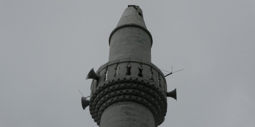 Ordu'da yıldırım düşen minarenin ucu koptu