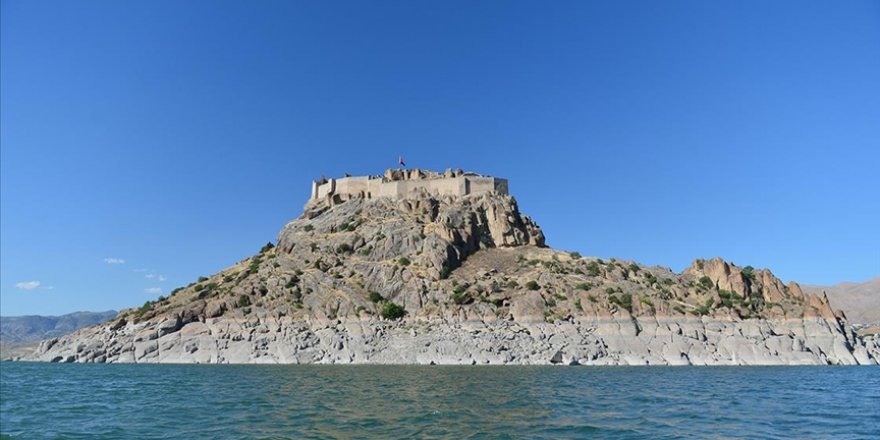 Tarihi Pertek Kalesi mavi suların ortasında ziyaretçilerini bekliyor