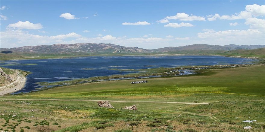 Van'daki Keşiş Gölü eşsiz doğasıyla ziyaretçilerini büyülüyor