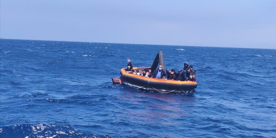 İzmir açıklarında Türk kara sularına itilen 74 sığınmacı kurtarıldı