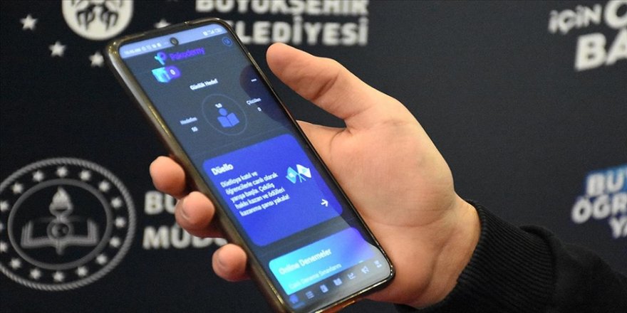 Bursa'da üniversite sınavına hazırlanan öğrencilere 300 bin soruluk çevrim içi uygulama desteği