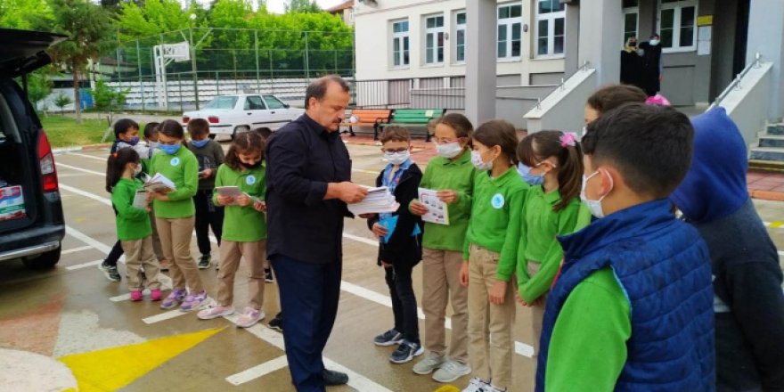 Aracıyla 131 okula 69 bin kitap dağıttı