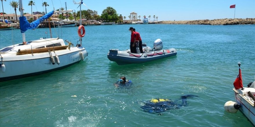 Antalya'da dalgıçlar deniz dibi temizliği yaptı