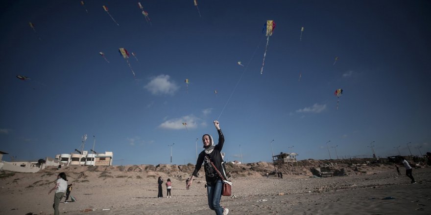 Gazze'de çocuklar uçurtma uçurarak İsrail saldırılarının psikolojik etkilerinden kurtulmaya çalıştı