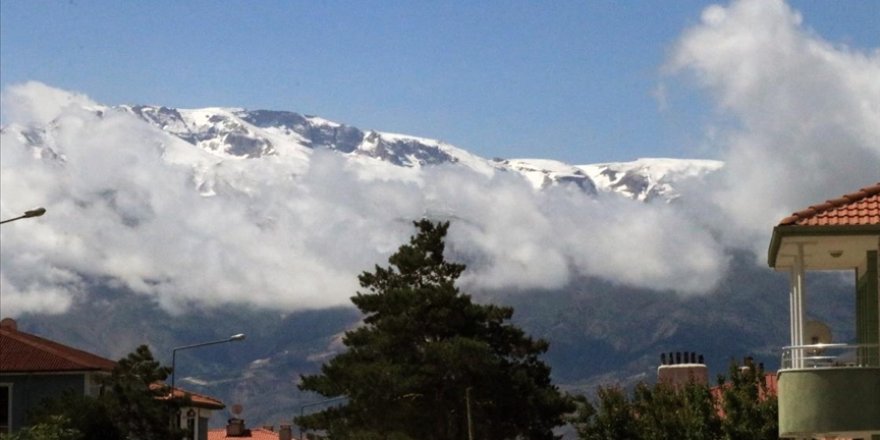 Erzincan'daki Esence ve Munzur dağları haziranda beyaz rahmete büründü