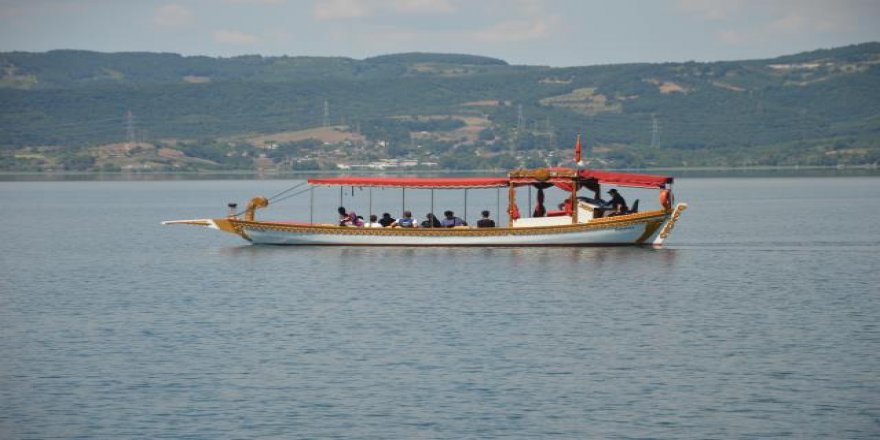 Turistler Sapanca'da güzel havanın tadını çıkardı