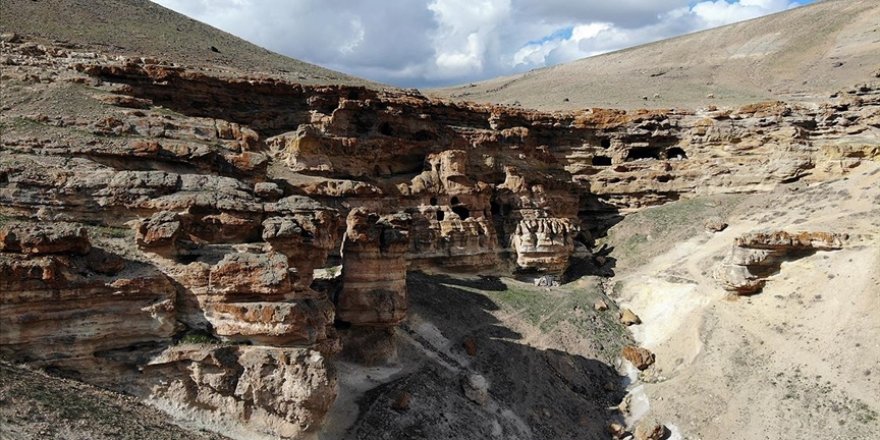 Kayalar oyularak yapılan 'Yukarı Biligan Mağaraları' ziyaretçilerini bekliyor