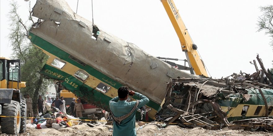 Pakistan'daki tren kazasında ölenlerin sayısı 62'ye yükseldi