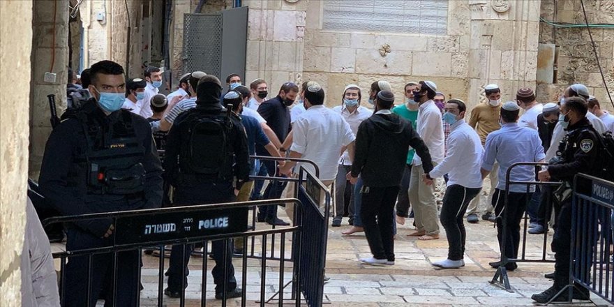 İşgalci İsrail polisinin eşlik ettiği 78 fanatik Yahudi, Mescid-i Aksa'ya baskın düzenledi