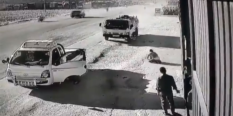 Trafik kazasından kurtulan şükür secdesi yaptı, hatalı adam secde edenin alnını öptü