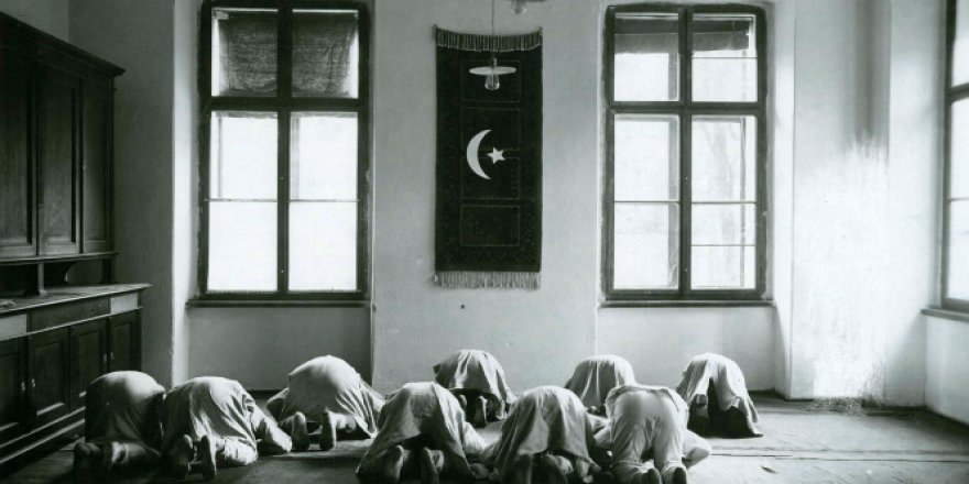 Türk askerlerinin hastanede namaz kılarken çekilen fotoğrafları 104 yıl sonra ortaya çıktı