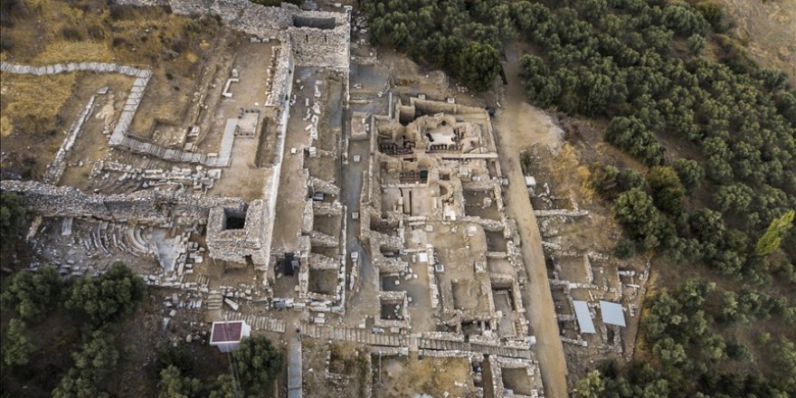 İzmir'deki Metropolis Antik Kenti'nde 1800 yıllık kadın heykeli bulundu