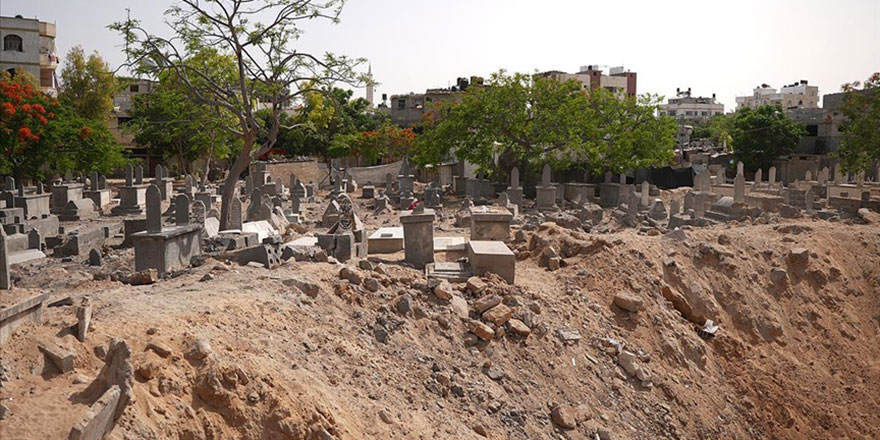 İşgalci İsrail, Filistinlilerin mezarlarını bile bombaladı