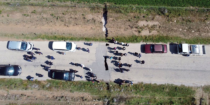 Bolvadin'de toprak 1 kilometre uzunluğunda yarıldı