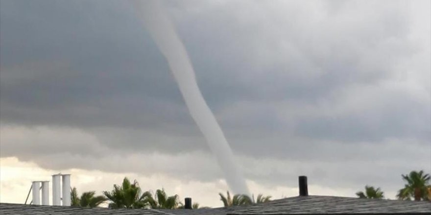 Antalya'da denizde hortum oluştu