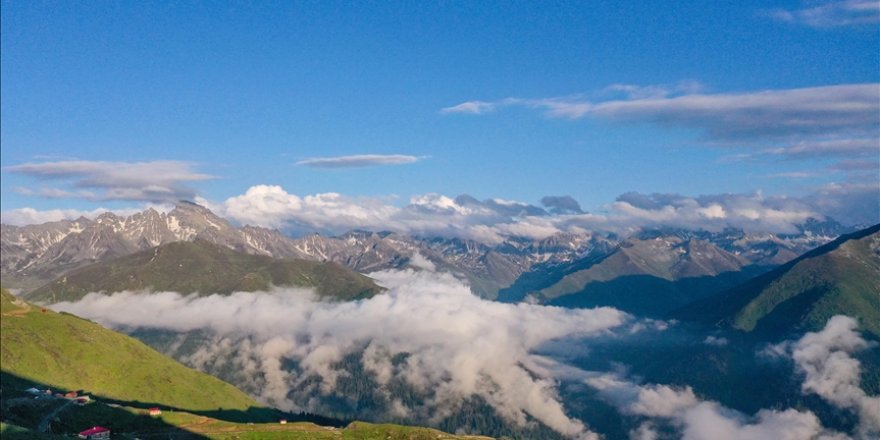 Bulutların üzerindeki Huser Yaylası gözleri kamaştırıyor