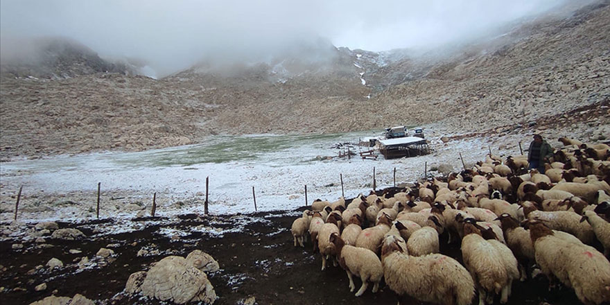 Antalya'nın Kaş ilçesinde yüksek kesimlere kar yağdırıldı