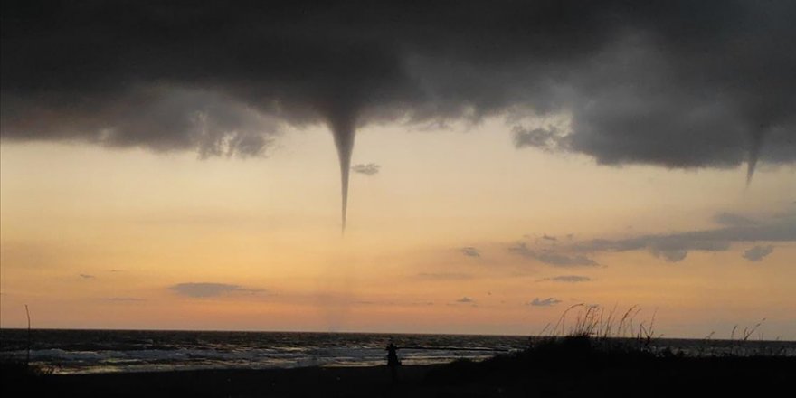 Hatay'ın Samandağ ilçesinde denizde hortum oluştu