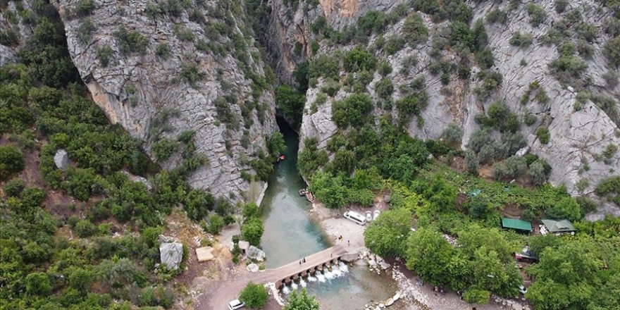 İki dağ arasında sallarla yolculuk yapılan Kisecik Kanyonu doğal güzelliğiyle cezbediyor