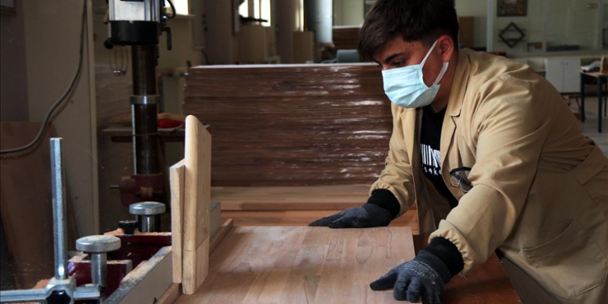 Sivaslı öğrenciler, Türkiye'deki okullar için sıra, masa ve dolap üretiyor
