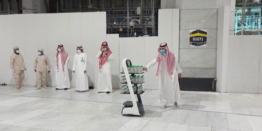 Hacılara zemzem suyunu robotlar dağıtacak