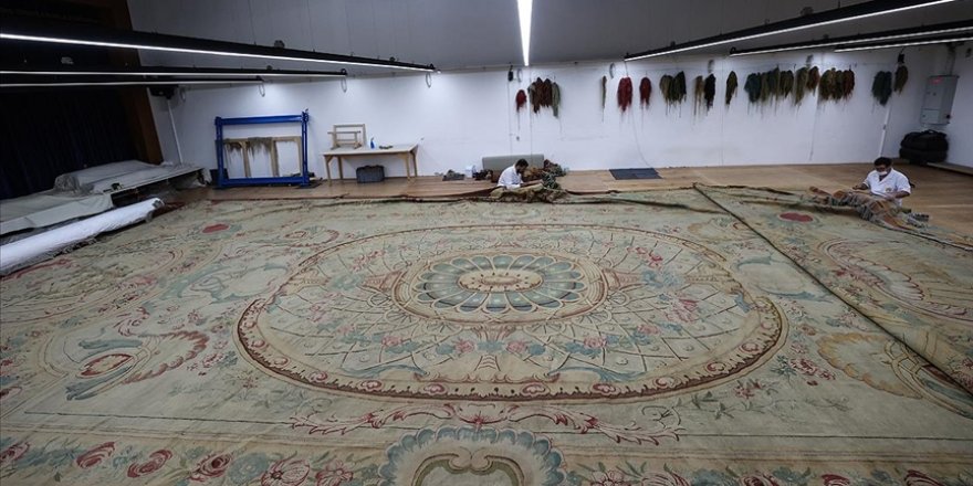 Dolmabahçe Sarayı'nın en büyük halısı restore ediliyor