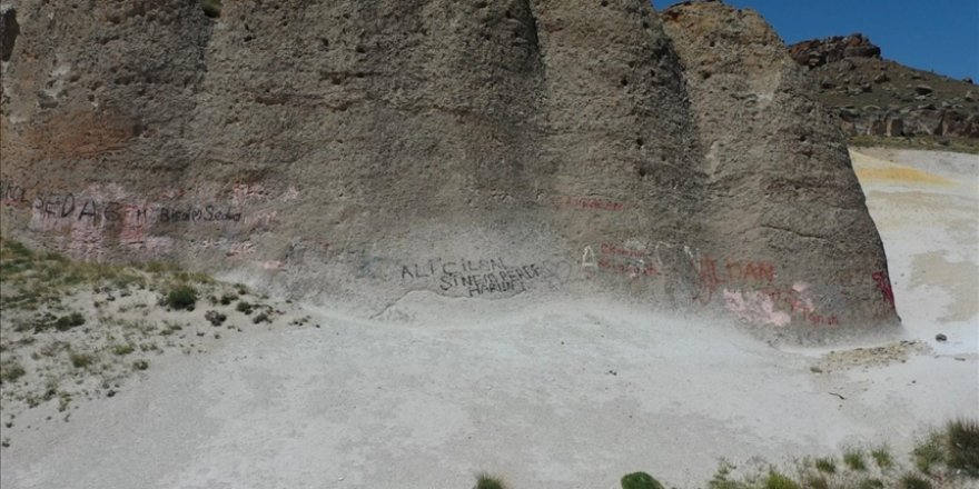 Kayseri'de peribacası benzeri doğal oluşumların üzerindeki yazılar temizlendi
