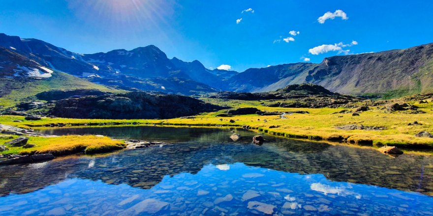 Gümüşhane'deki Artabel Gölleri Tabiat Parkı ziyaretçilerine muhteşem manzaralar sunuyor