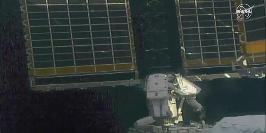 Astronotlar, Uluslararası Uzay İstasyonu'nda güneş panellerinin kurulumu için yürüyüşe çıktı