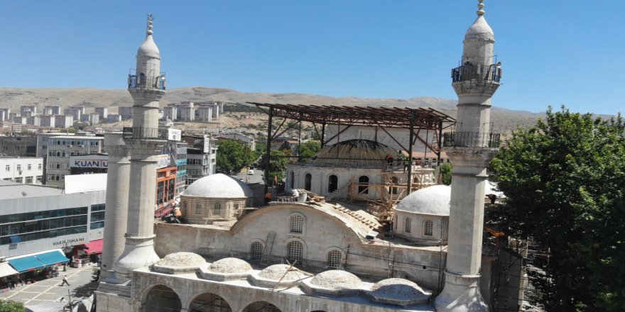 Malatya'da depremlere meydan okuyan tarihi camide restorasyon