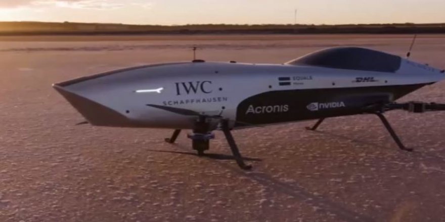 Dünyanın ilk uçan elektrikli yarış otomobili deneme uçuşu yaptı