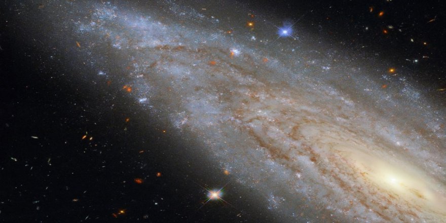 Hubble uzak bir galaksinin merkezindeki 'etkileyici sırrı' görüntüledi