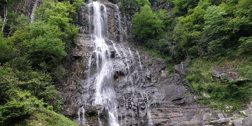 Artvin'in ihtişamlı şelalelerinden Mençuna ziyaretçilerini etkiliyor