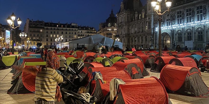 Paris'te sahipsiz çocuklar ve göçmenler 'acil barınma' talebiyle kamp kurdu