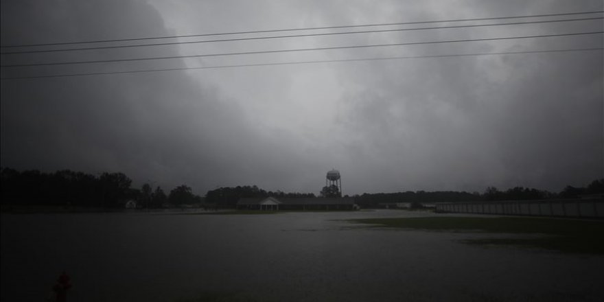 Kasırganın estiği eyalette stoklar tükendi, kuyruk oluştu