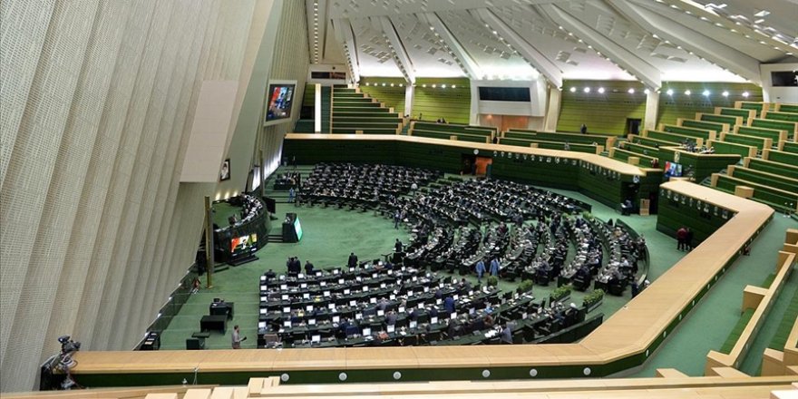 İran Meclisi yasaklı sosyal medya uygulamalarını kullananlara hapis cezası öngören teklifi gündemine aldı
