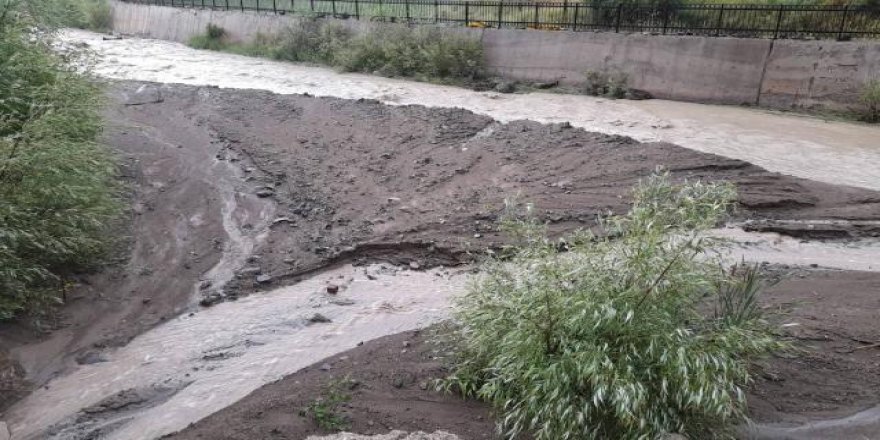 Giresun'da sağanak: Dere taştı, yollar çamurla kaplandı