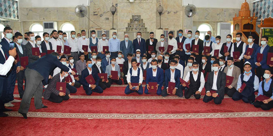 Hafızlık eğitimini tamamlayan 81 Kur’an aşığına belgeleri verildi