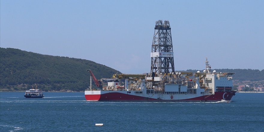 'Yavuz' sondaj gemisi Çanakkale Boğazı'ndan geçti