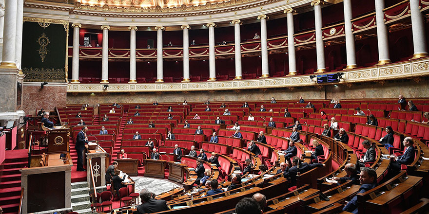 Fransa'da Müslümanları ötekileştiren tasarı yasalaştı