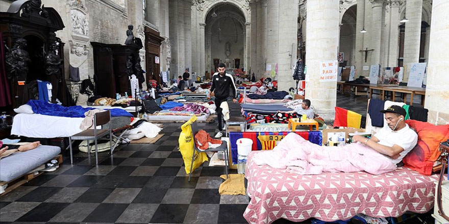 Brüksel'deki 'kağıtsızlar' hükümet ile görüşmeleri sonucunda açlık grevlerini askıya aldı