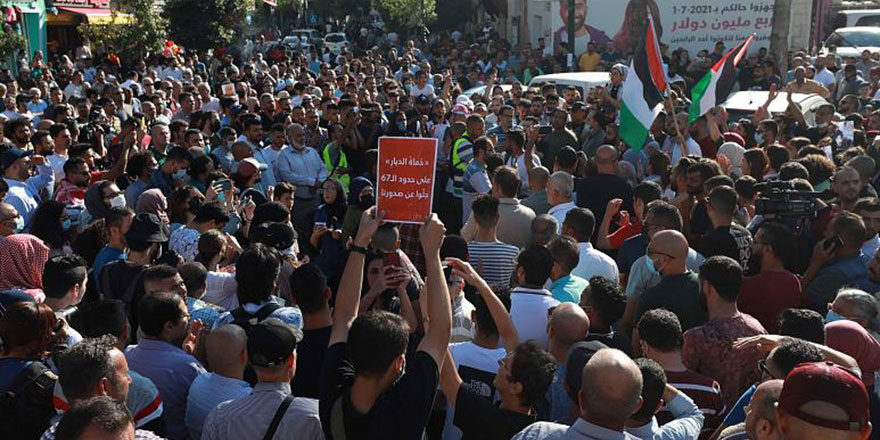 Filistin’de yüzlerce kişi, Benat'ın ölümüyle ilgili Abbas’ı protesto etti