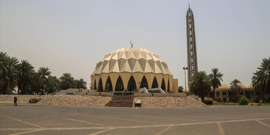 İki Nil'in birleştiği noktadaki Nileyn Camisi farkıyla dikkati çekiyor
