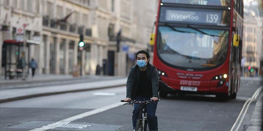 İngiltere'de sosyal mesafe ve maske zorunluluğu kaldırılıyor